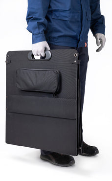 Pannello Solare monocristallino ETFE pieghevole 48V 220W in una borsa da trasporto da un uomo in guanti.